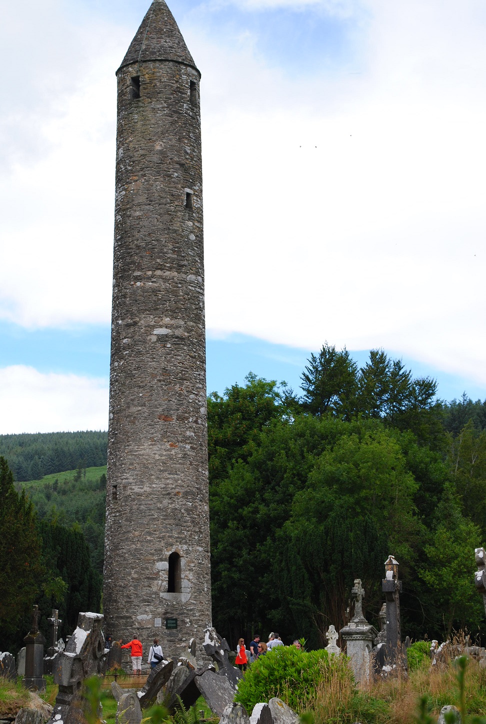 Round tower. Круглая башня в Глендалох. Круглая башня Генриха II.